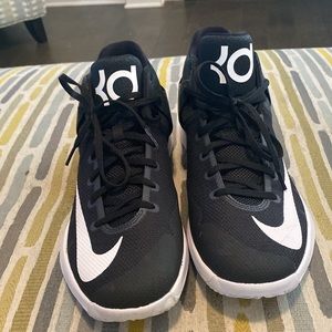 KD Trey 5 lV Nike men’s shoes. Size 11, black and white.